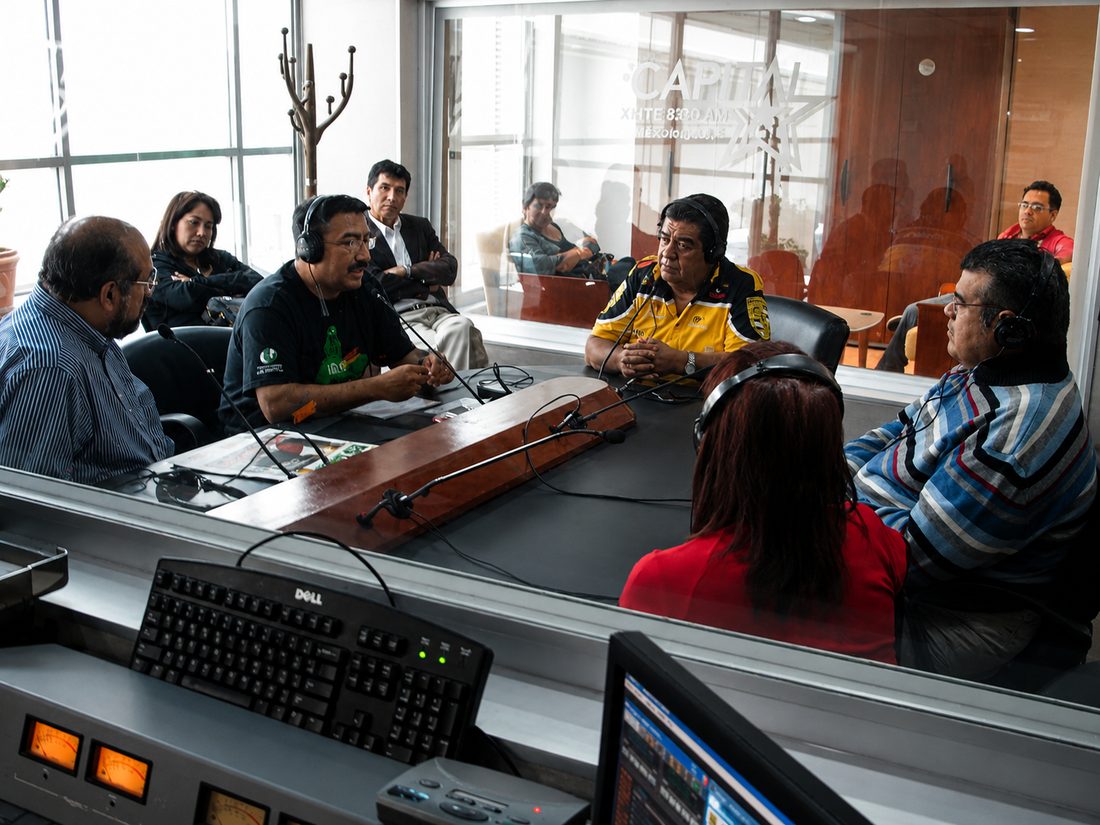 Mario Citalán en cabina de radio